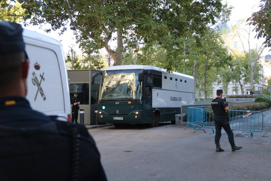 Image of a police coach outside Spain's National Court carrying detained pro-independence activists on September 26, 2019 (by Andrea Zamorano)